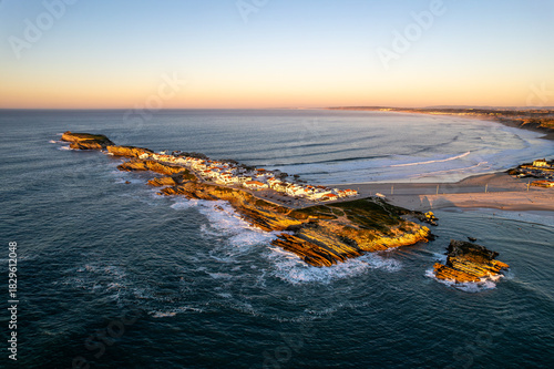 Luftaufnahme der Küste und der Halbinsel Baleal bei Peniche in Portugal bei Sonnenuntergang