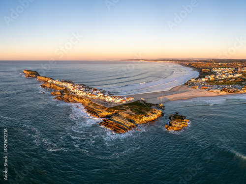 Luftaufnahme der Küste und der Halbinsel Baleal bei Peniche in Portugal bei Sonnenuntergang