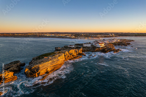 Luftaufnahme der Küste und der Halbinsel Baleal bei Peniche in Portugal bei Sonnenuntergang