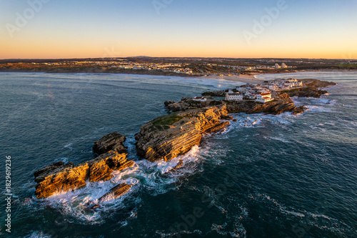 Luftaufnahme der Küste und der Halbinsel Baleal bei Peniche in Portugal bei Sonnenuntergang
