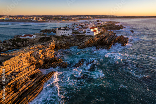 Luftaufnahme der Küste und der Halbinsel Baleal bei Peniche in Portugal bei Sonnenuntergang