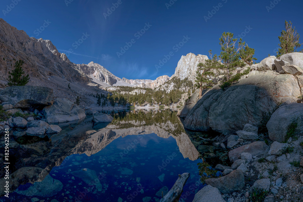 Fototapeta premium Clear Alpine Water and Granite Peaks at Lone Pine Lake