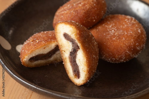 半分にカットしたあんドーナツの断面のクローズアップ