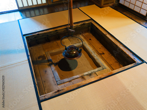 囲炉裏のある暮らし、和の温もりと静寂