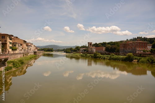 Fototapeta Naklejka Na Ścianę i Meble -  Reflejos de la Toscana: Serenidad Fluvial en una Ciudad de Ensueño