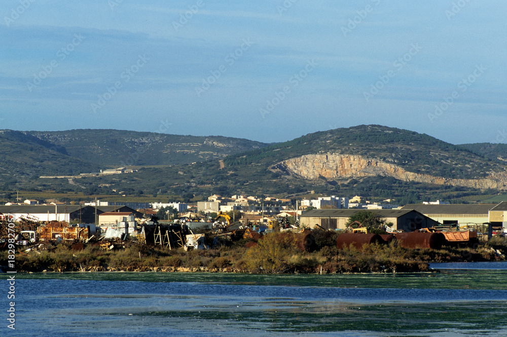 Fototapeta premium Pollution, décharge, Canal du Midi, Frontignan, 34, Hérault, France