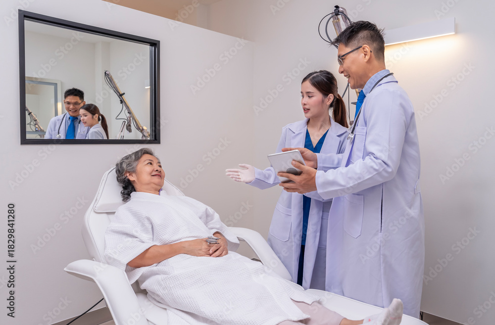 Obraz premium doctor and nurse discussing plastic surgery planning with client in aesthetic clinic