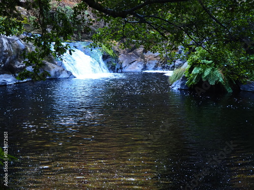 bonita piscina natural en la ruta de senderismo de los torrentes de Mácara en el río Pambre, provincia de la Coruña, Galicia, España, Europa