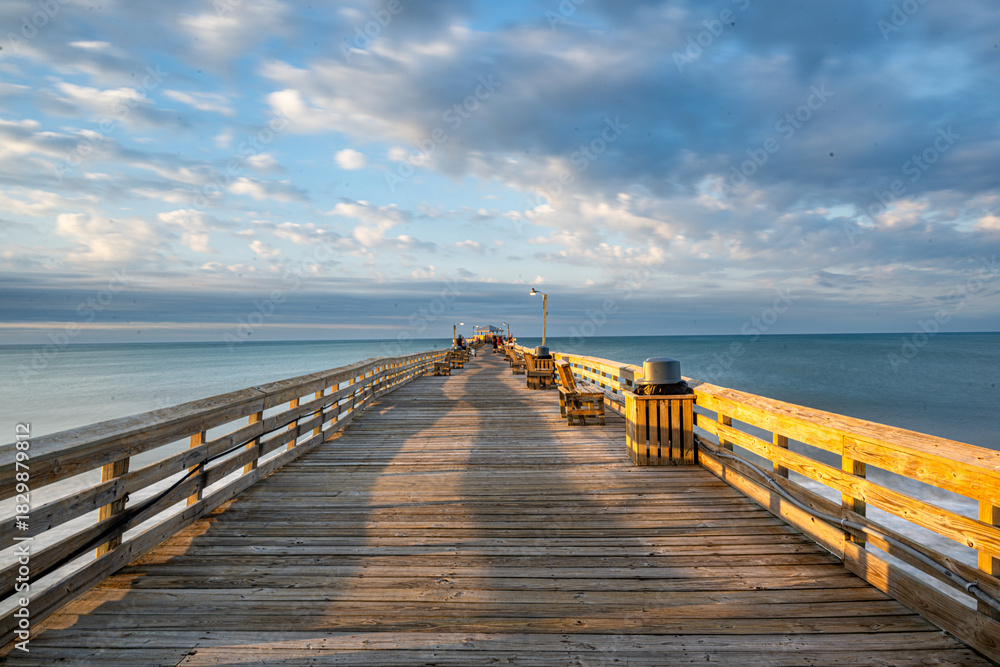 Fototapeta premium pier in the sea