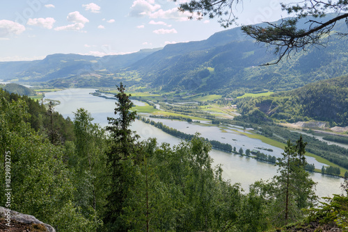 Gudbrandsdalen ist ein Tal in der Provinz Innlandet. Mit etwa 200 km Länge ist es das längste Tal Norwegens. Durch das Tal fließt der Fluss Lågen.Gesehen auf dem Pilgerweg St. Olavsweg bei Ringebu.