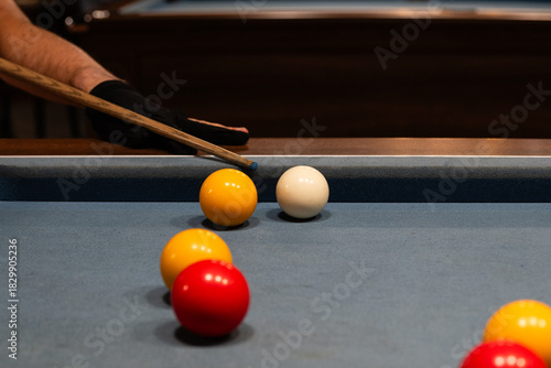 Konstfotografi Partie de billard anglais avec un joueur visant la boule blanche