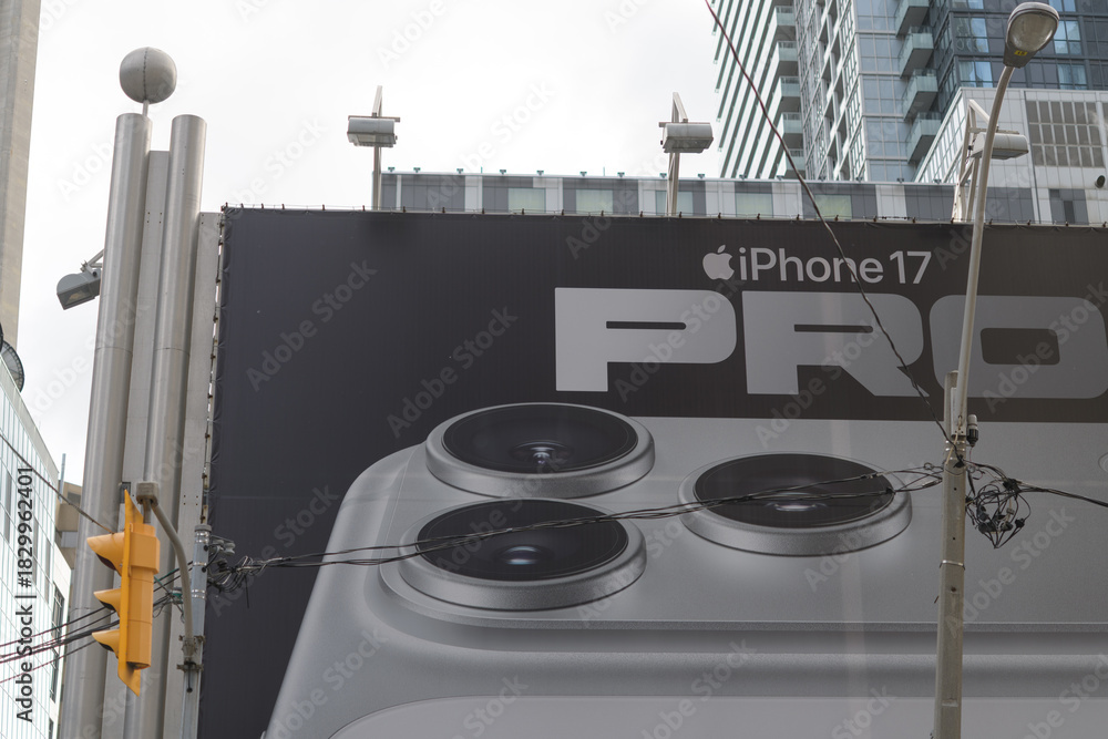 Obraz premium iPhone 17 Pro advertising in Toronto