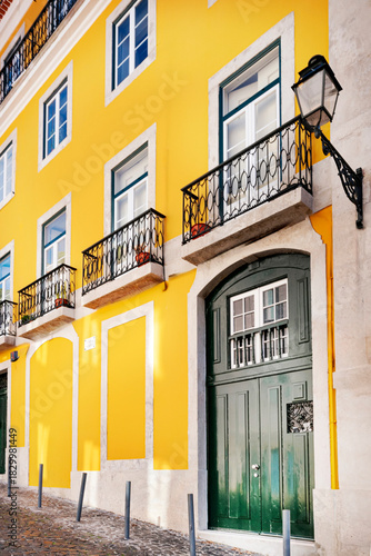 Foto Typical old buildings in Lisbon's lower town, with their windows with balconies, lanterns, and decorative tiles