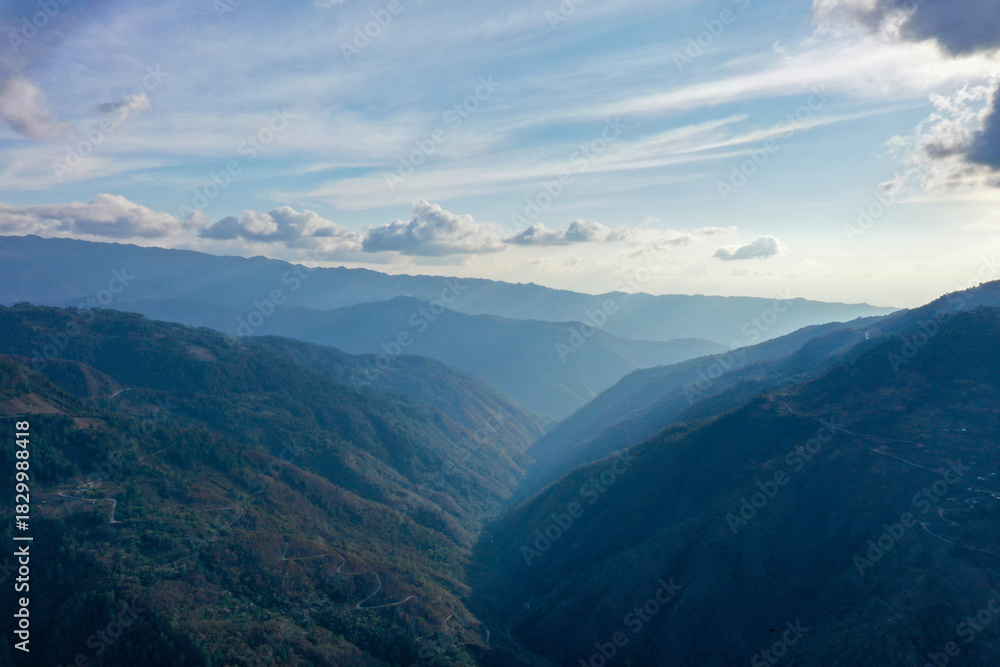 Fototapeta premium Ruta entre cerros, carretaras entre montañas