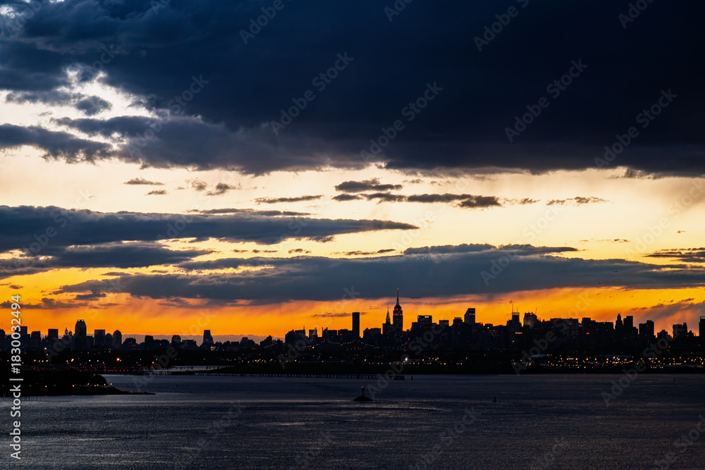 Naklejka premium Captivating NYC skyline view from Queens at sunset