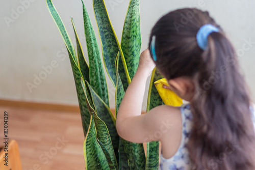 Niña concentrada en cuidar una planta