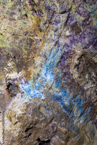 Niesamowite kolory ścian kopalni Uranu 2025