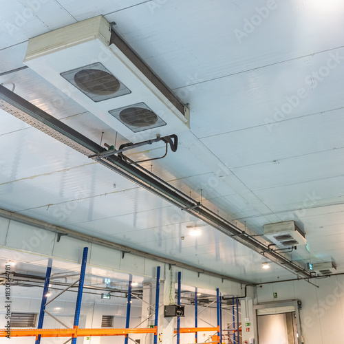 Refrigeration installation with isothermal panels for industrial warehouse for food preservation.