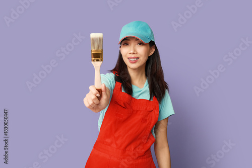 Female Asian painter with b...