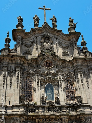La partie supérieure de la façade de l’église des Carmes à Porto
