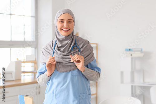 Female Muslim doctor in hij...