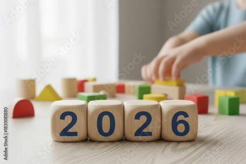 2026 en texto sobre cubos de madera en la mesa de juegos de un niño