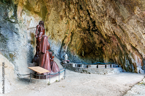 Cuadro en lienzo The hermitage of Saint-Antoine de Galamus, located within the gorges of Galamus,