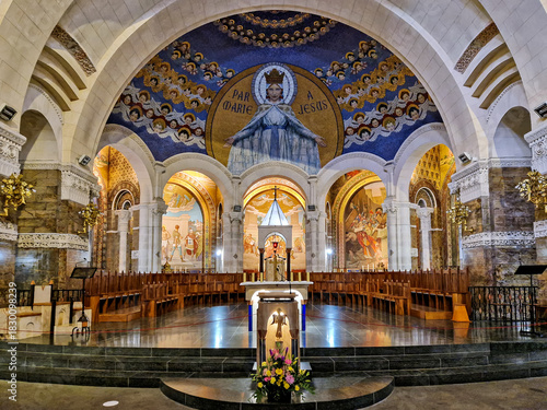 Canvas Print Interior of the Basilica in the Sanctuary of Lourdes, France