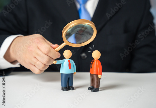 Bilde på lerret The businessman is investigating the unjustified dismissal