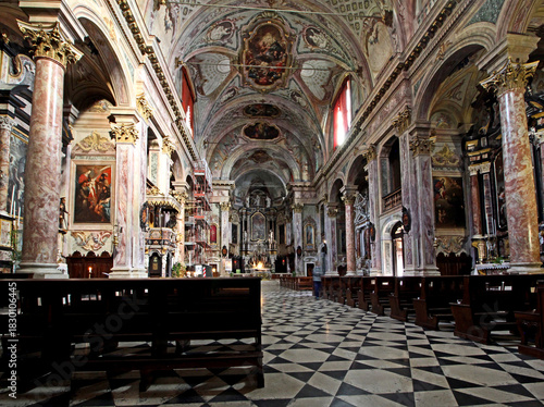 l'interno della Basilica di Santa Maria Assunta a Clusone (Val Seriana, Bergamo)