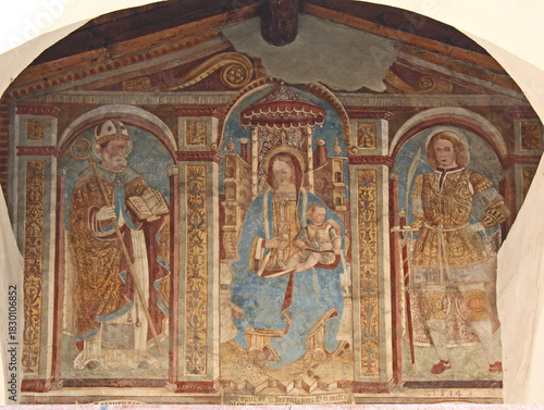 Madonna in trono tra i Santi Martino e Defendente; affresco esterno della chiesetta dei Santi Rocco e Defendente a Clusone (Val Seriana, Bergamo)