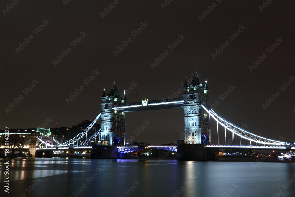 Obraz premium tower bridge at night.