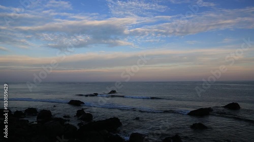 冬の晴れた朝の空と海。