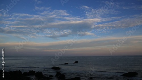 冬の晴れた朝の空と海。
