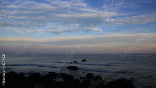 冬の晴れた朝の空と海。