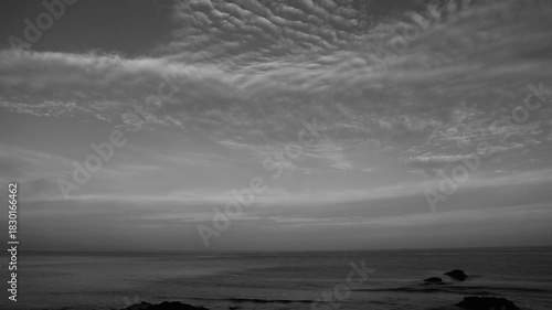 冬の晴れた朝の空と海。