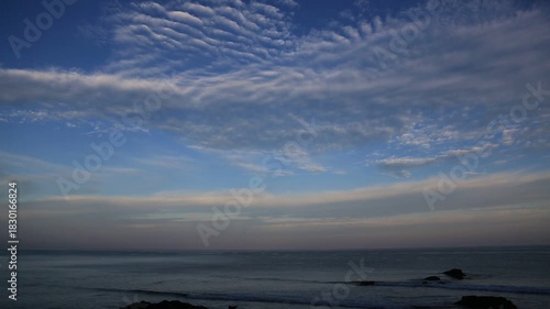 冬の晴れた朝の空と海。