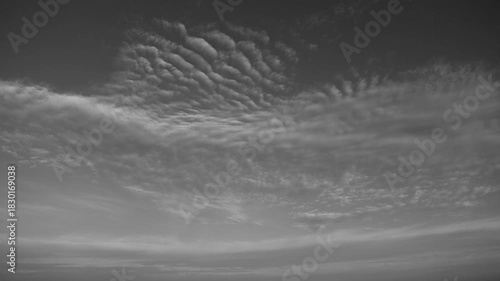 冬の晴れた朝の空と海。