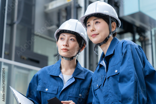 ビルメンテナンスする女性エンジニア　撮影協力:スカパー東京メディアセンター