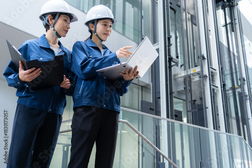 ビルメンテナンスする女性エンジニア　撮影協力:スカパー東京メディアセンター