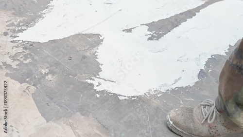 operaio al lavoto con spatola e cemento in un cantiere