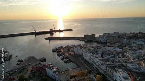 posto di monopoli visto dall'alto con un drone all'alba
