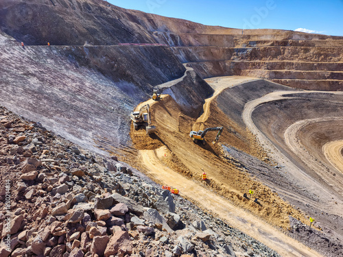 Foto Filling and leveling process of benches in a mine undergoing remediation and fin