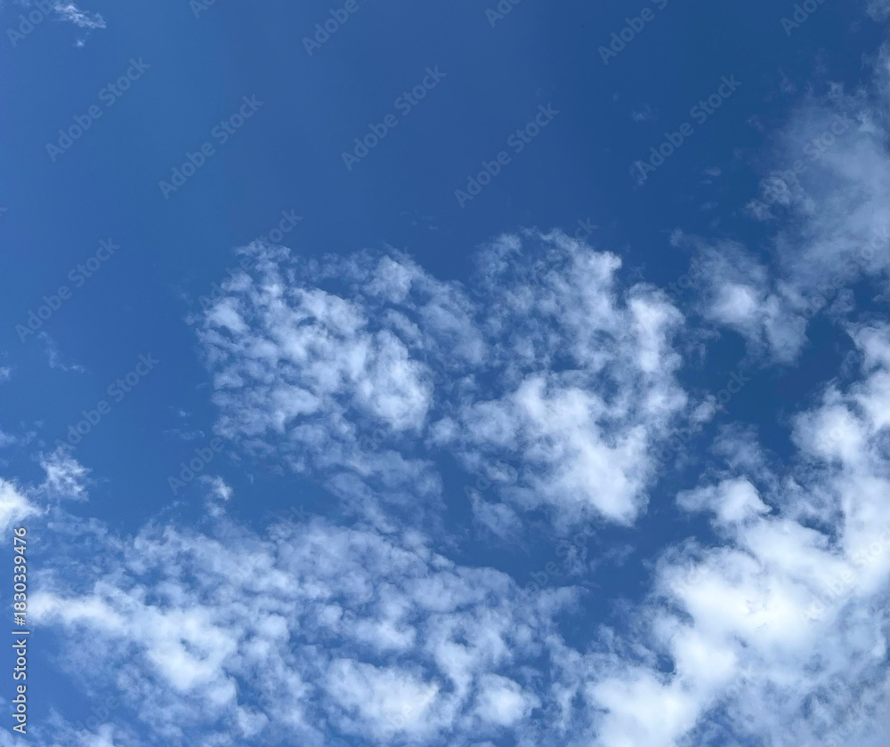 Obraz premium Heart shape in the clouds