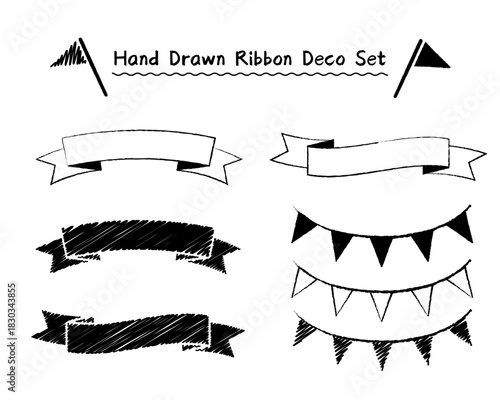 手描き風リボンと三角ガーランドのモノクロデコレーションセット｜リボン,ガーランド,枠,バナー イラスト素材 フリーハンド 装飾 あしらい Set of Hand-Drawn Style Ribbon and Flag Decorations