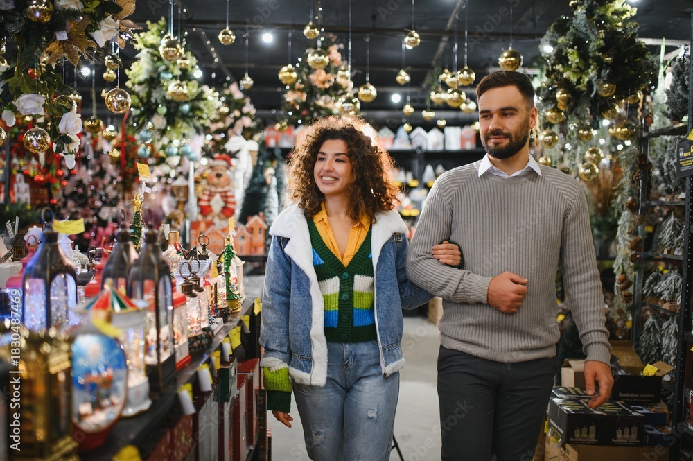 Fototapeta premium Couple shopping christmas decorations in store market