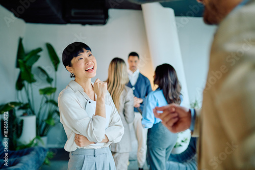 Foto Diverse business professionals networking and engaging in discussion at an moder