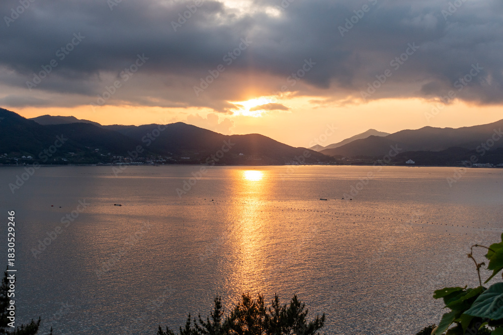 Obraz premium 바다노을과 밤바다 풍경