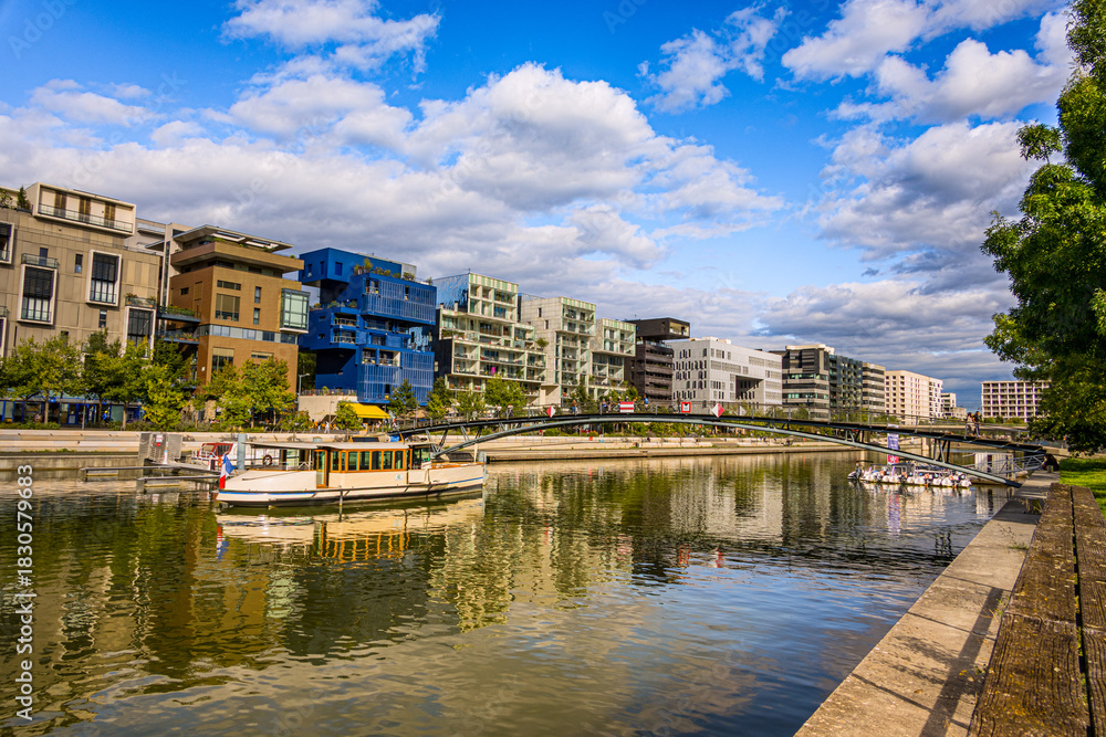 Fototapeta premium La Place Nautique dans le quartier de Confluence à Lyon en France