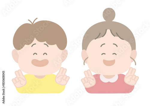 ピースして笑っている男の子と女の子　ポーズ　表情